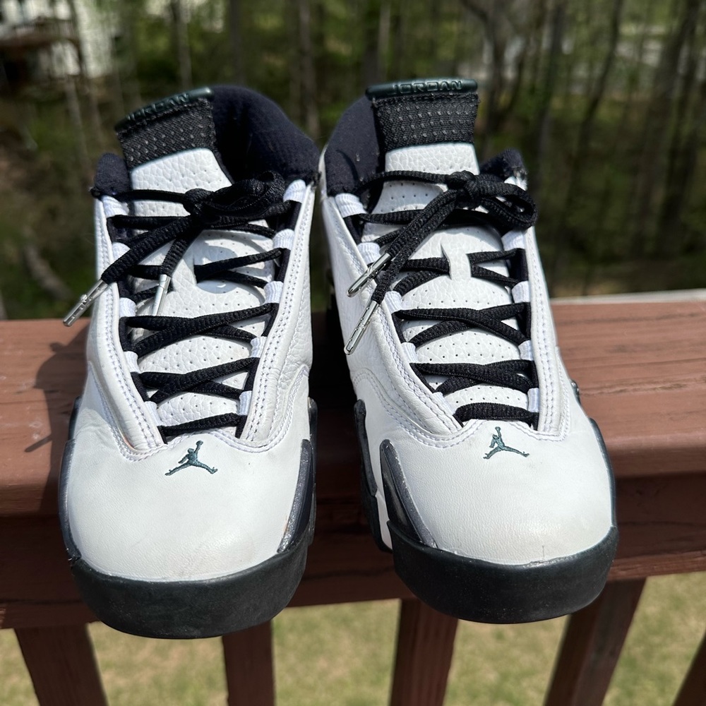Black and white Jordan’s size 6y